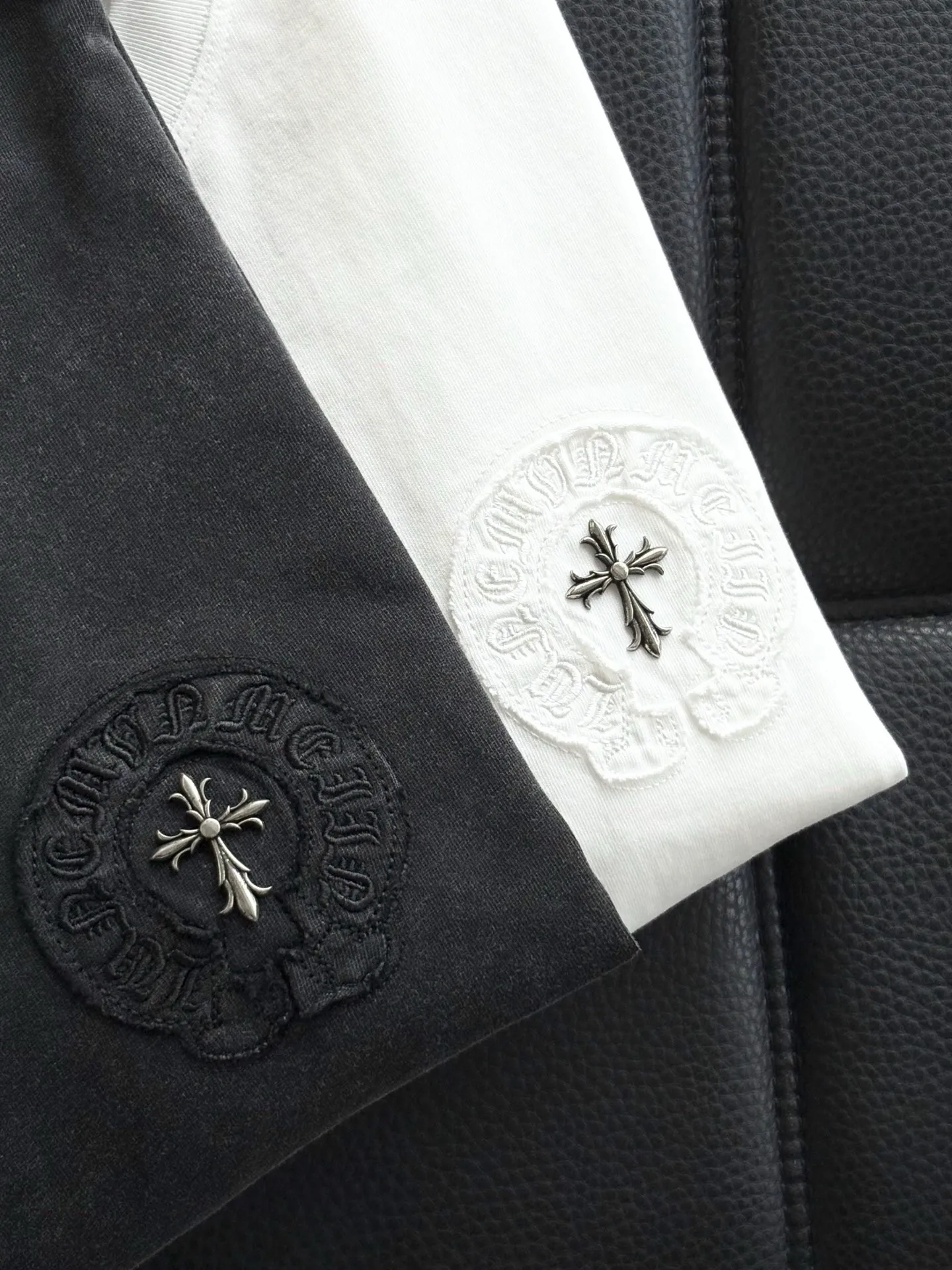 P422 Chrome Hearte CH SS New Fake 2-piece set Cross Horseshoe Chrome Heart Sanskrit Three-dimensional patch shows craftsmanship. Pure cotton double yarn jersey fabric, custom dyed in the same vat with special bold 32-count double-ply 1X1 thread. .Light luxury, a must-have item for daily commuting for men and women.  Color: Black White Size: M~3x Style No.: 3578